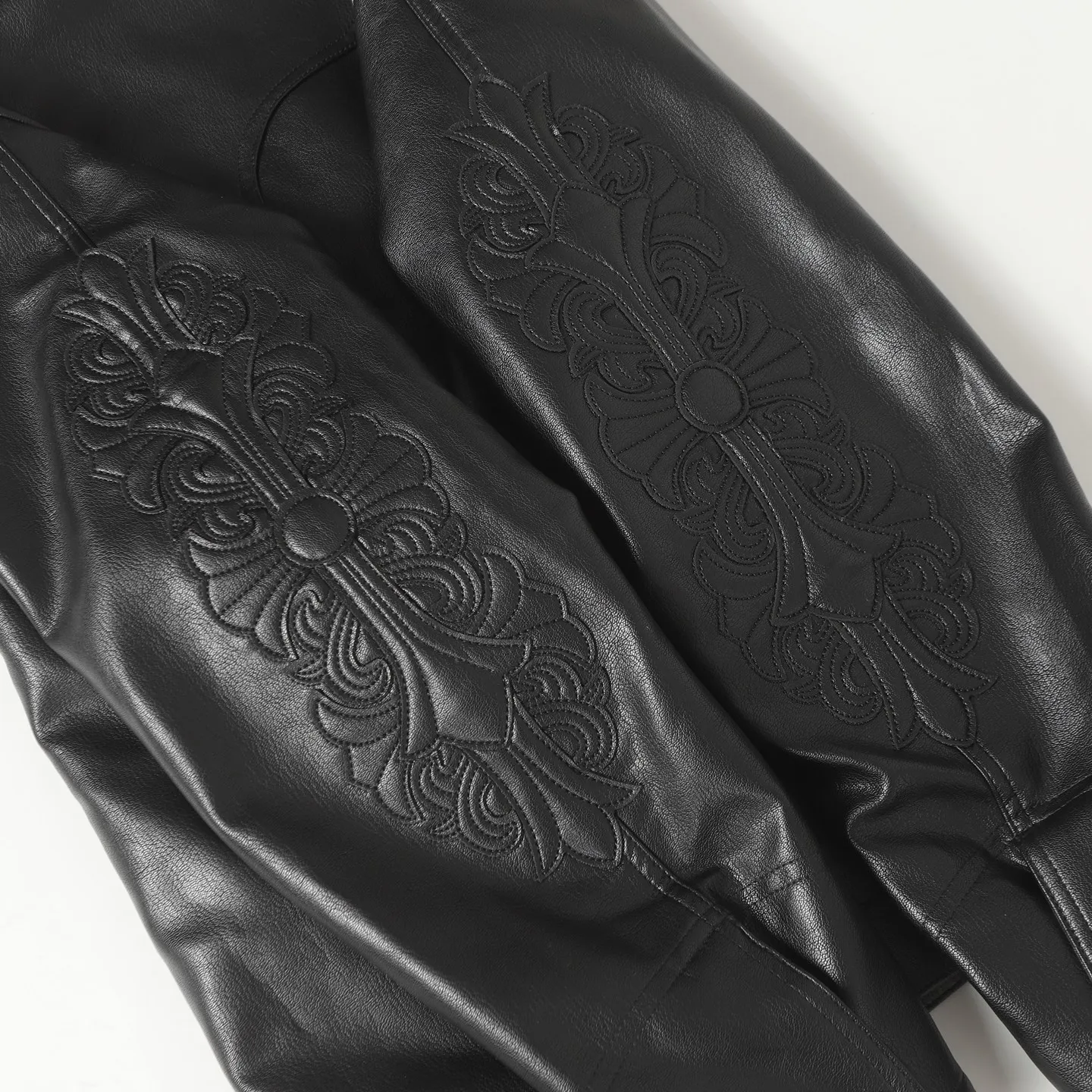 🅿️650 Chrome Hearts Chrome Hearts large arm embroidered leather jacket ●Authentic product: purchased and developed for 64000 ●Technology: close-step embroidery production ●Version: fitted version ●Weight: about 1065 grams ●Size: S-M-L ●Description: CH's new leather jacket with large arm embroidery. Full size shipped. Custom-woven fabric is made of black pebbled genuine leather. Customized silk jacquard logo lining. Embroidery is machine processed. Appliqué embroidery process. Imported template machine shape on the back. Customized genuine leather trademark. Customized genuine Leather size. Customized 5.8cm metal logo mark. Customized 18mm four-button buckle. Customized 18mm two-button button. Customized accessories. Same style for men and women. Full street feel. Workmanship details are very good. The overall routing is straight and delicate, the fabric is comfortable and soft, and the color is consistent without color difference. It can be matched with the same style to create a fashionable look, and can be used in various occasions. Customized accessories, complete with three standards, same style for men and women!